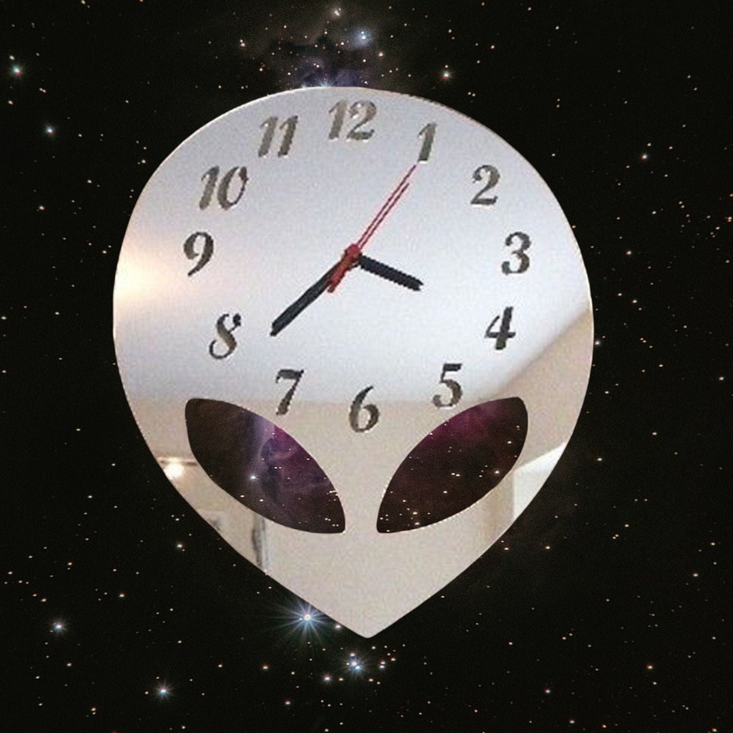 Horloges en forme d'extraterrestre - Plusieurs choix de couleurs