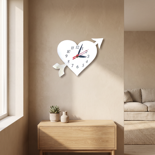 Horloges en forme de cœur et de flèche - Plusieurs choix de couleurs